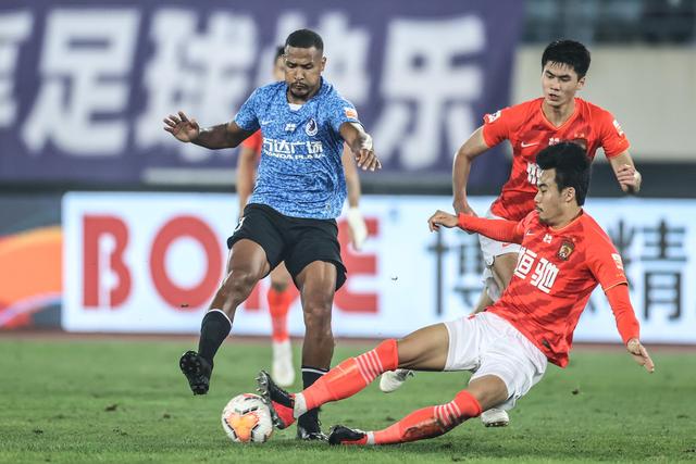 UED - 小鲁尼闪耀赛场！16岁少年对伯恩利U18独中四元，展现超凡天赋